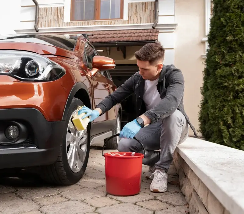 Lavage auto à domicile Acigné : professionnel intervenant sur un véhicule